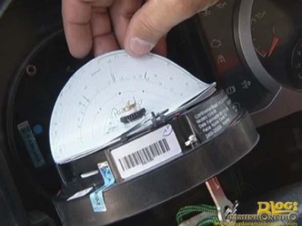 Saiba como verificar se um ônibus ou caminhão está com o tacógrafo regular