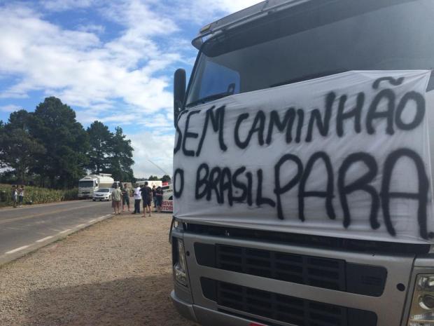 Greve de caminhoneiros atinge oito Estados do país.